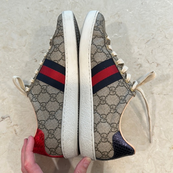 Women’s Gucci ace gg supreme sneaker size 38 1/2 barely worn - Picture 4 of 5